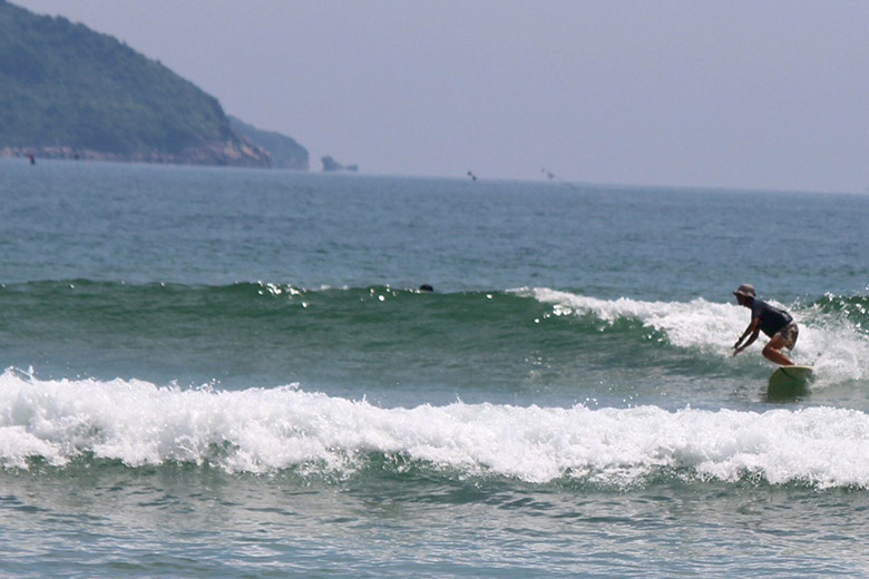 ベトナム・ダナンでサーフィン